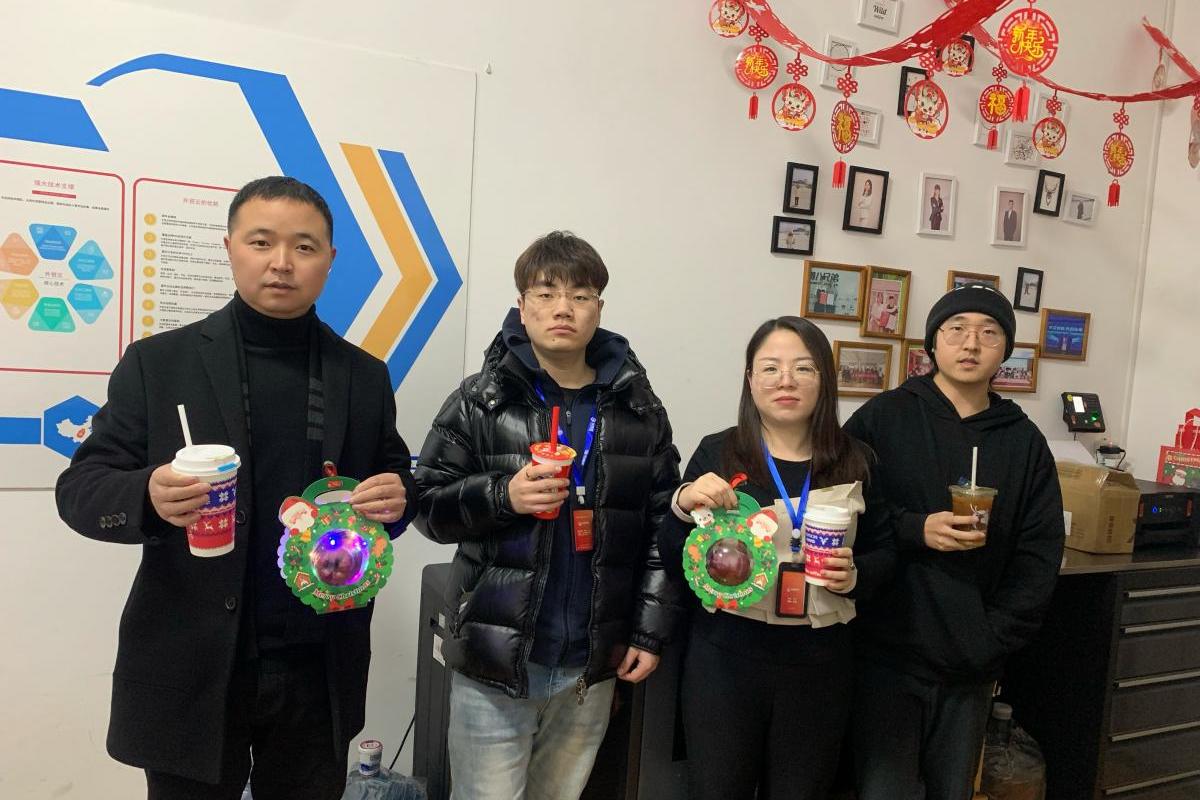 ຊົມເຊີຍວັນຄຣິດສະມາດຮ່ວມກັນ