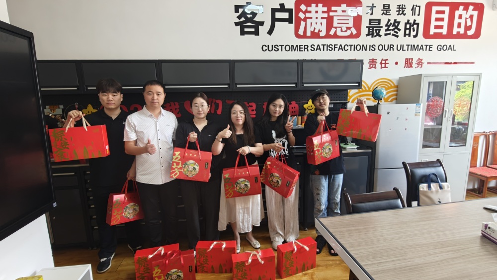 MaoTong ສະຫຼອງບຸນຊ່ວງເຮືອມັງກອນ