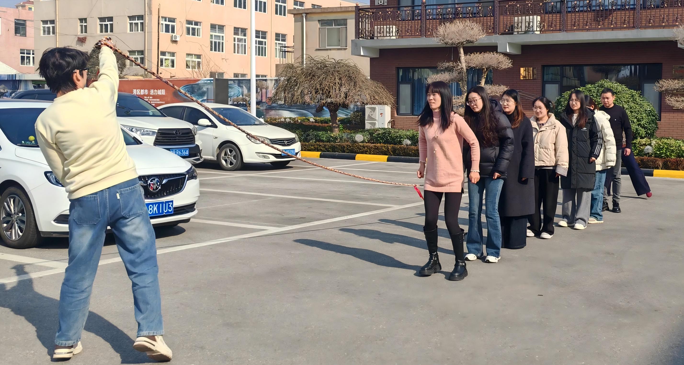 Maotong ຖື Tug-of-War ມ່ວນແລະໂດດເຊືອກ