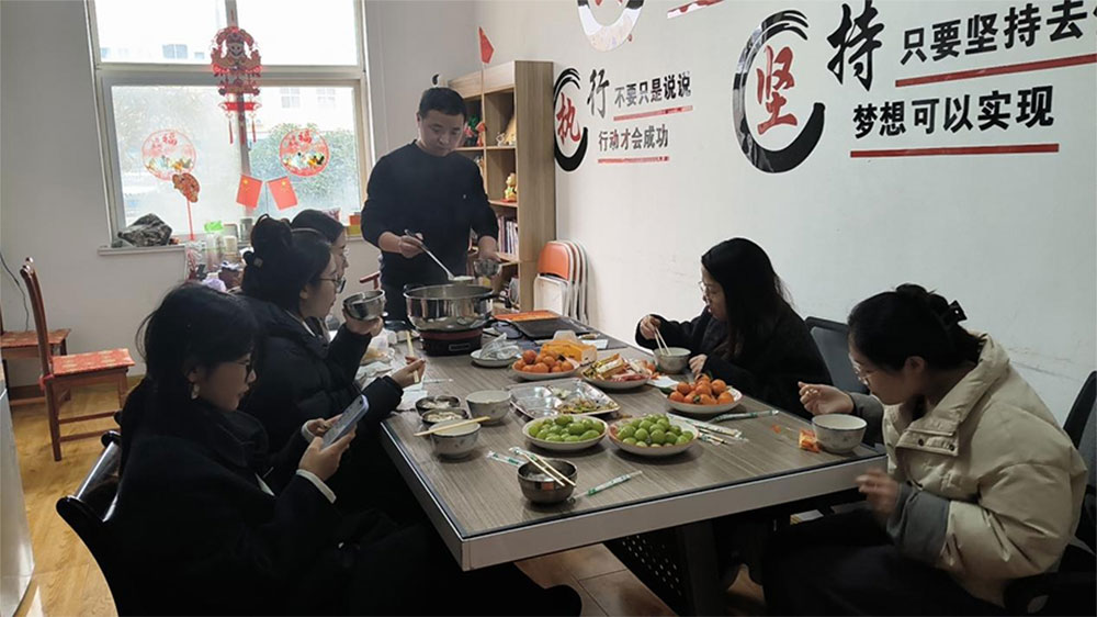 ອາຫານທ່ຽງງານບຸນໂຄມໄຟ: ແທງຢວນ ແລະທີມງານ Vibes ຢູ່ຫ້ອງການ