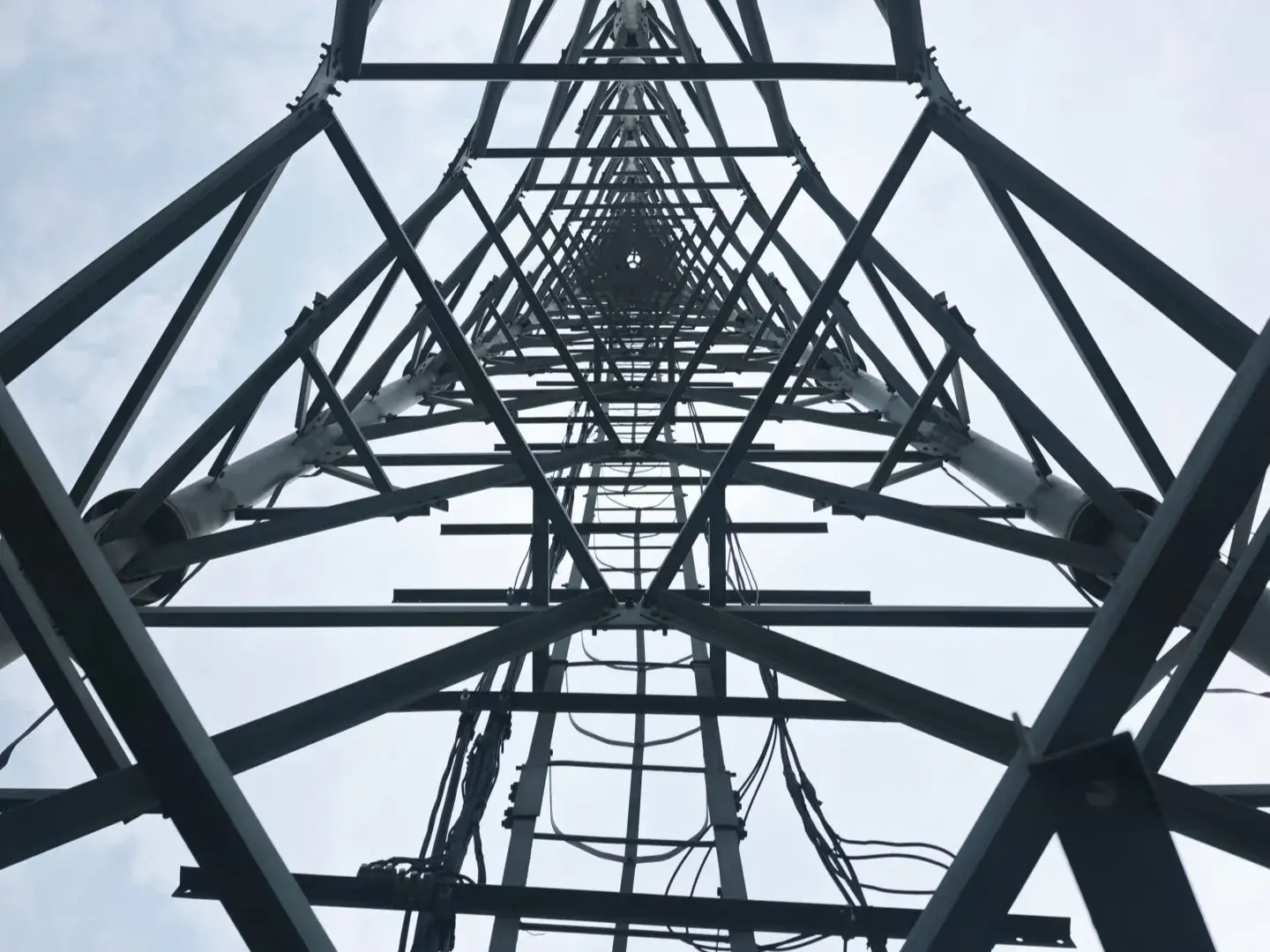 Symmetric Aesthetics ຂອງ Transmission Towers